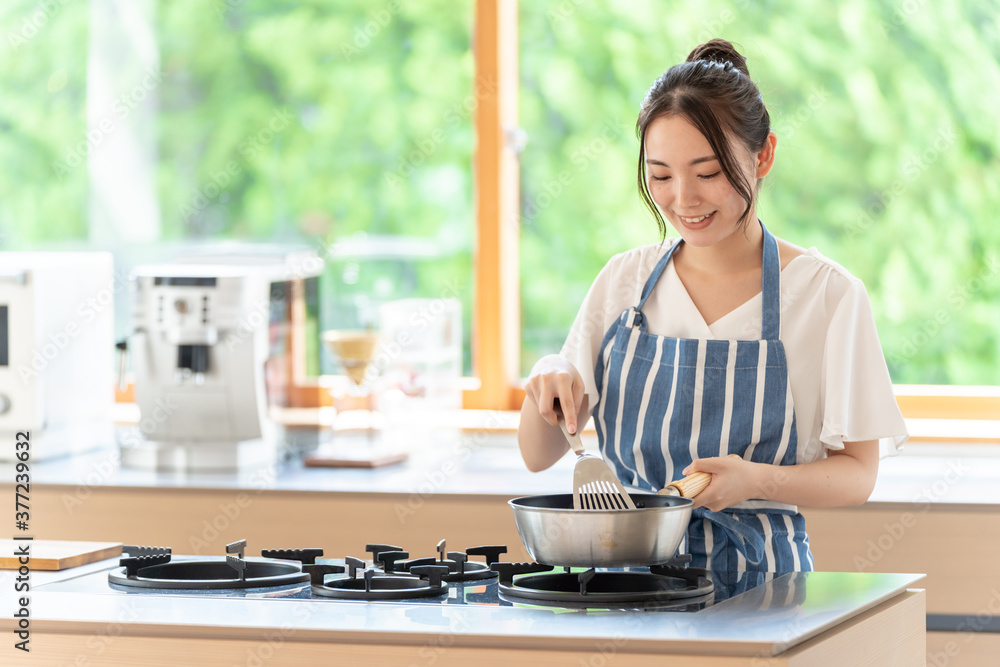 キッチンで料理をする女性