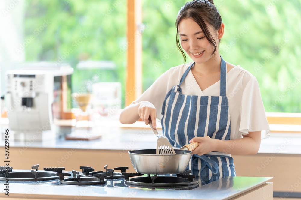 キッチンで料理をする女性