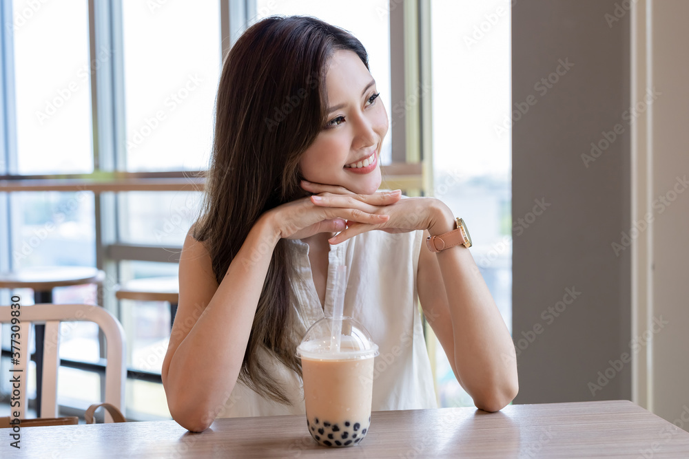 亚洲女人喝泡泡茶