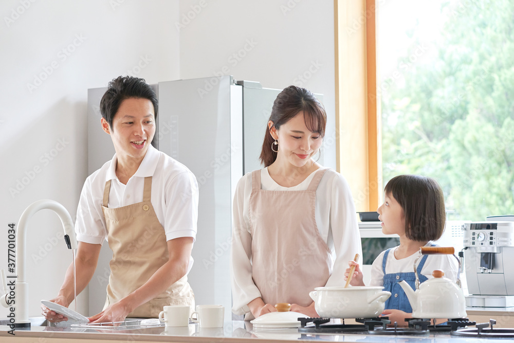 料理をする家族