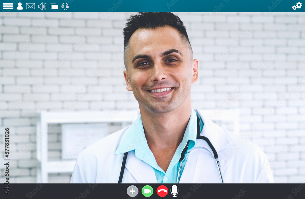 医生在视频通话中谈论远程医疗和远程医疗服务。在线医疗应用