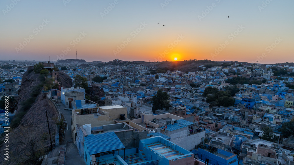 著名的蓝色城市，印度拉贾斯坦邦焦特布尔市的鸟瞰图，从Mehrangarh堡垒俯瞰。