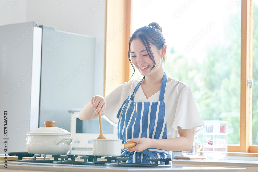 料理する女性