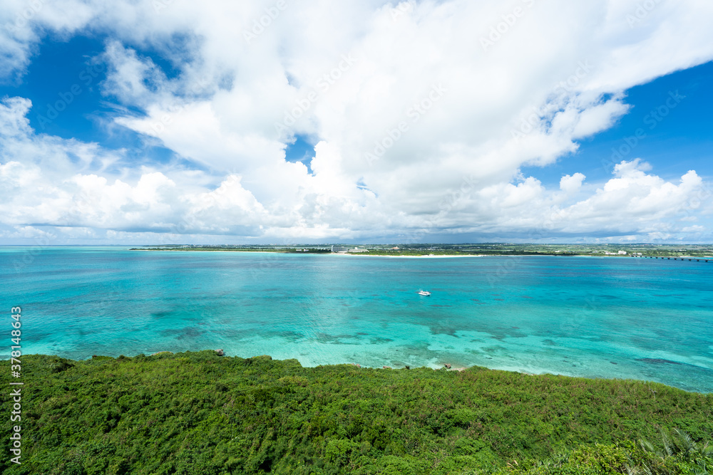 沖縄県・来間島・竜宮城展望台から見る景色