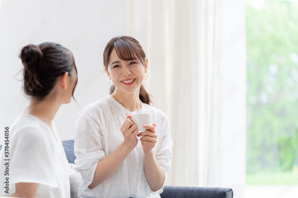 室内で話をする女性