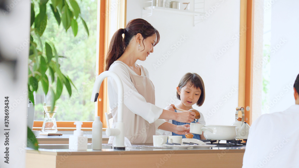 料理する母娘