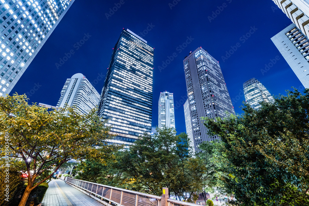 光が綺麗な高層ビルの夜景