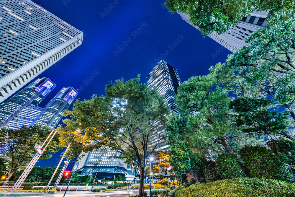 光が綺麗な高層ビルの夜景