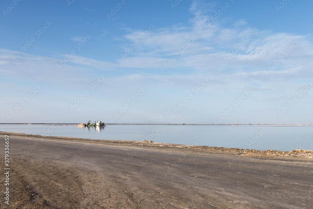 简易道路和盐湖工业景观