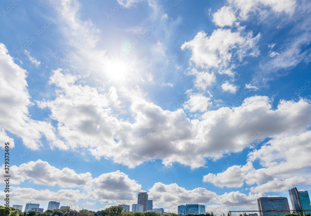 都会の青空と雲