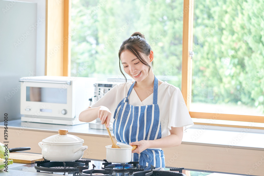 料理する女性