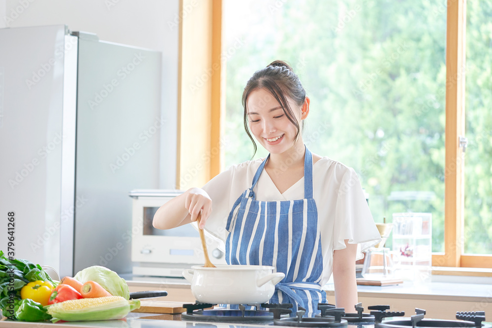 料理する女性