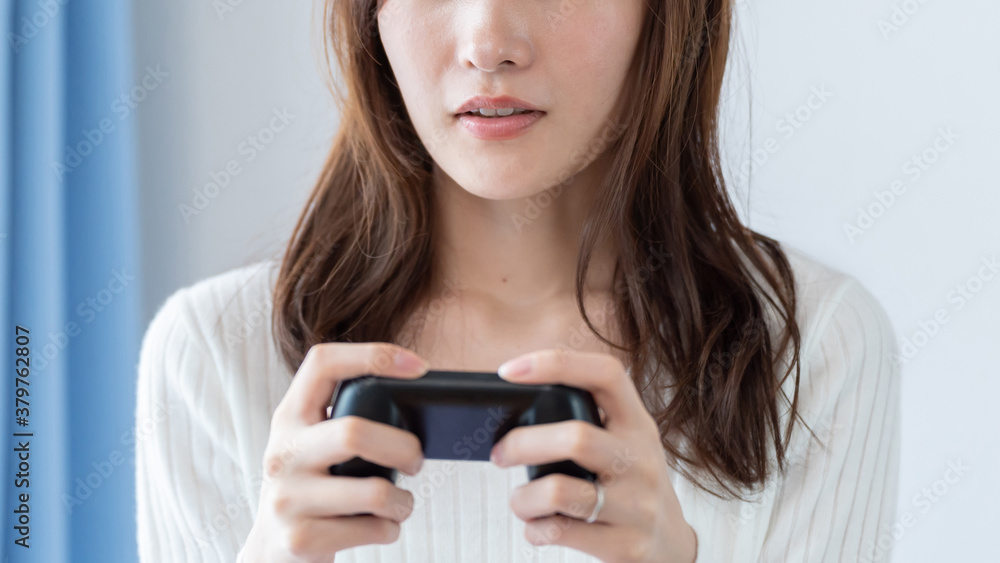 テレビゲームをプレイする女性