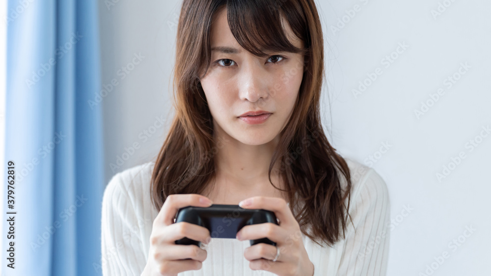 テレビゲームをプレイする女性