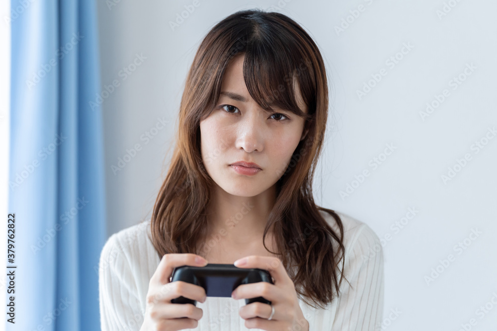 テレビゲームをプレイする女性