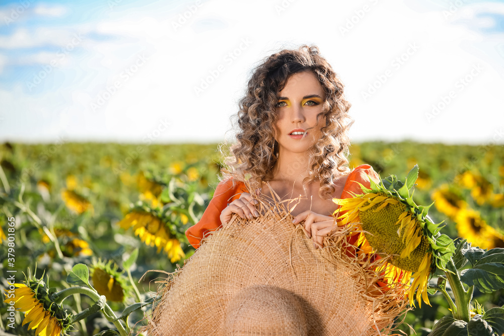 向日葵地里美丽的年轻女人