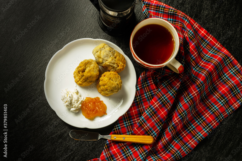 イギリスのスコーン　Scottish scones with tea, jam and cream