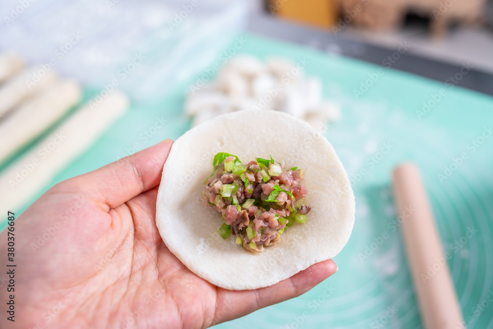 中国美食饺子和意大利面制作工艺