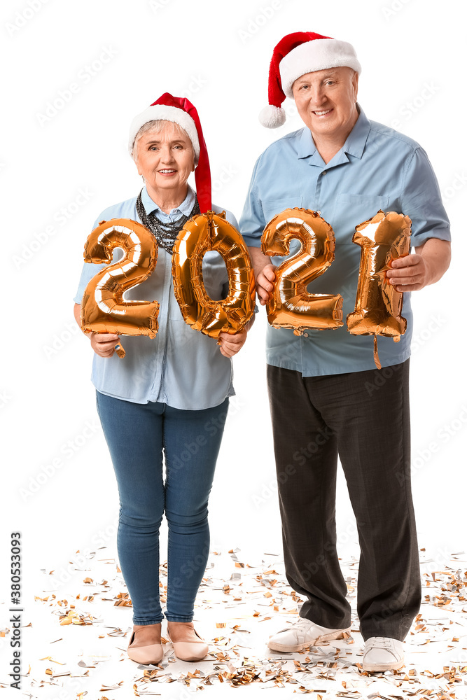 白色背景2021人物老年夫妇。新年庆祝