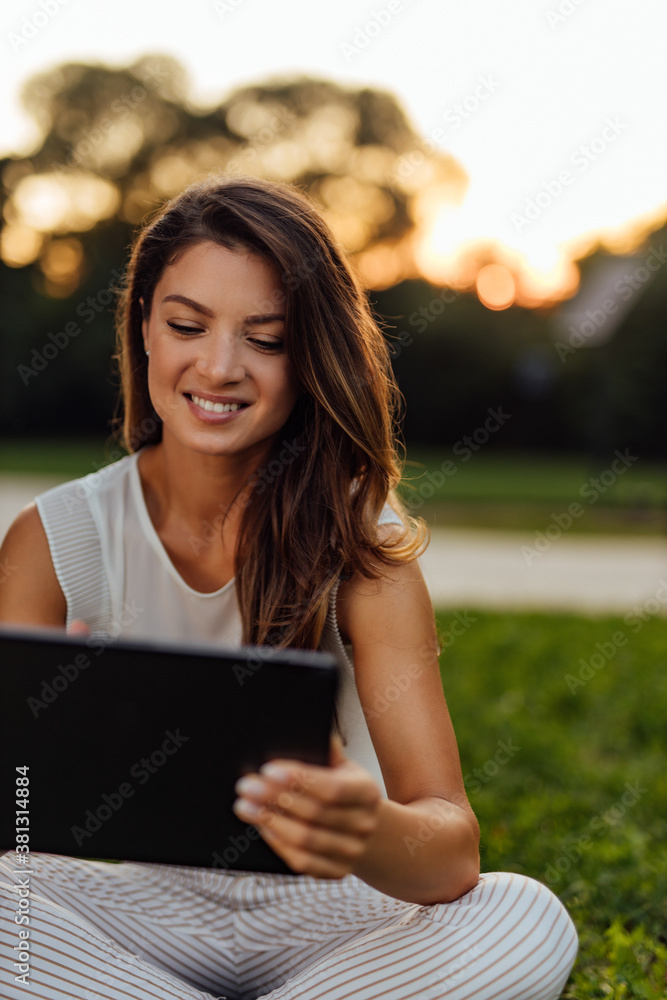 Long hair, green background.