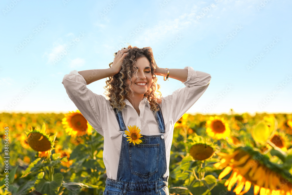 向日葵地里美丽的年轻女人