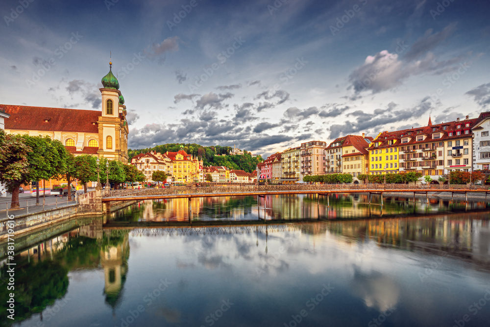 Famous city and historic city center view of Lucerne with famous Chapel Bridge and lake Lucerne (Vie