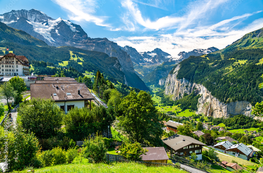 瑞士阿尔卑斯山温根Lauterbrunnen山谷全景