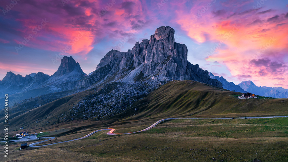 意大利阿尔卑斯山的山路，Giau Pass高山山口，Passo Giau是Do的热门旅游目的地