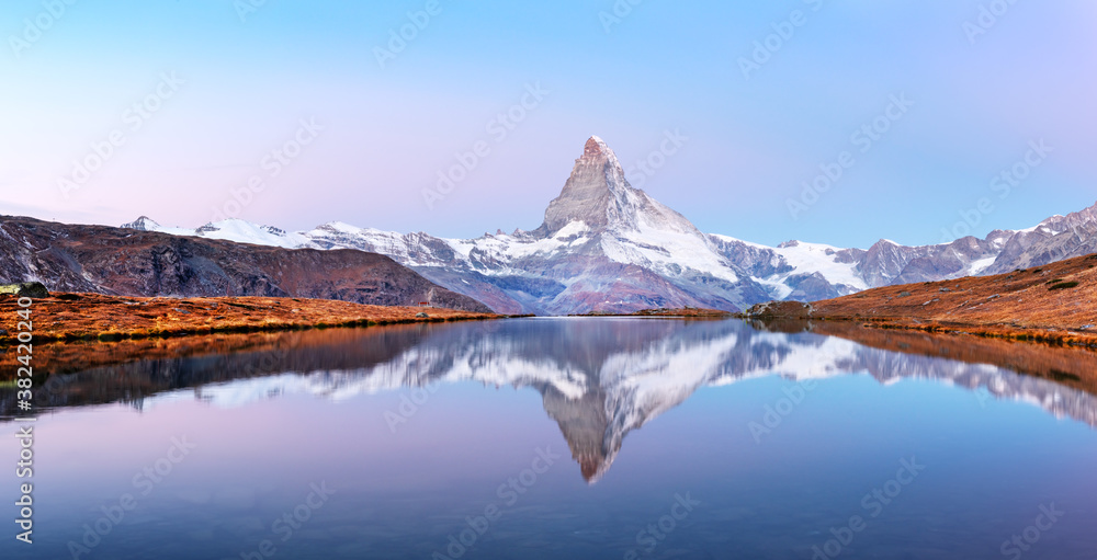 Stellise湖上风景如画，日出色彩缤纷。雪峰Matterhorn Cervino带re