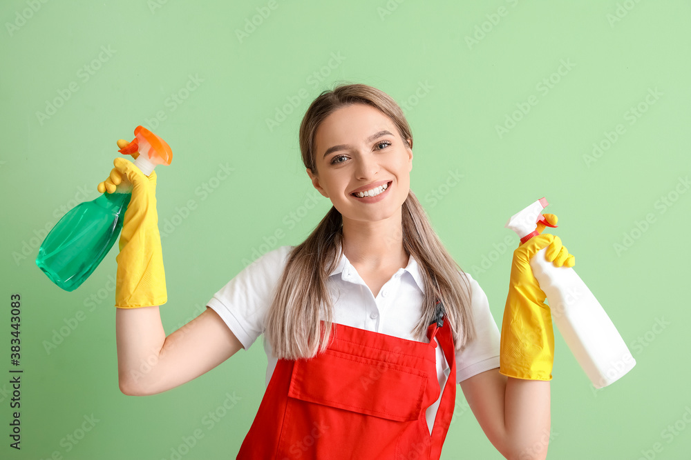 带彩色背景清洁用品的年轻女性