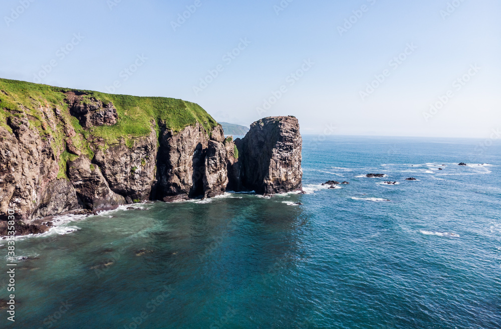 海浪正在冲击悬崖