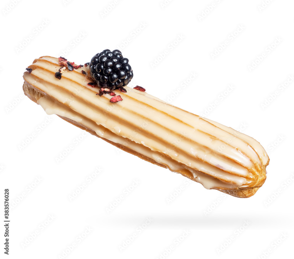 白底黑莓特写的美味eclair