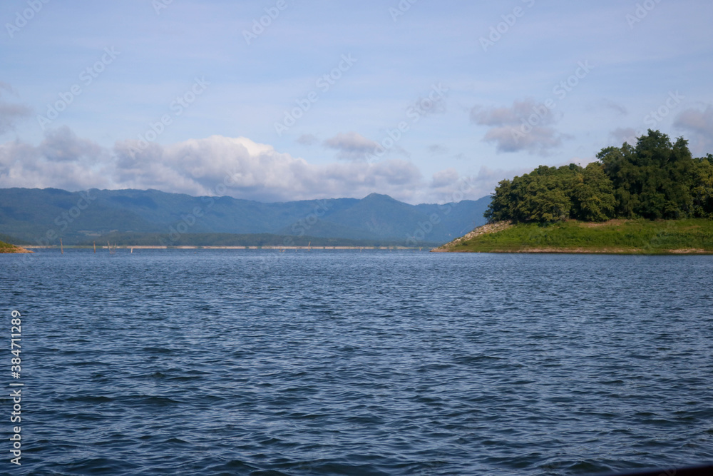 斯里纳卡林大坝湖