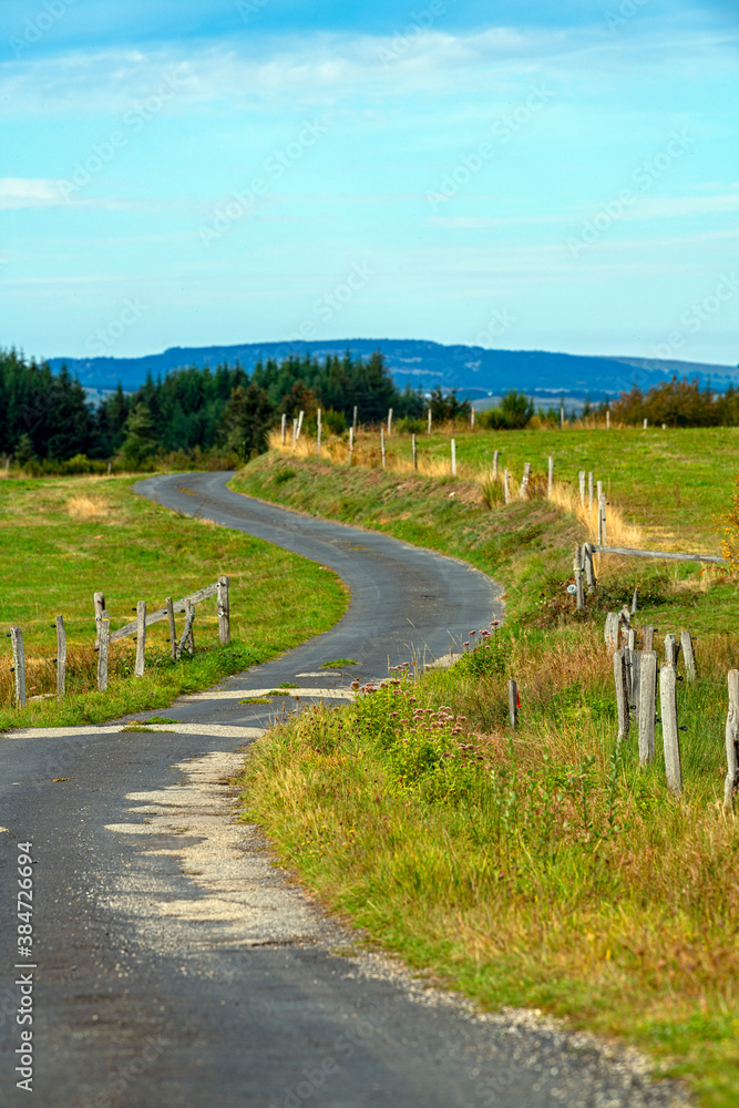 Route de campagne isolée sur le plateau du Lignon en Ardèche en France