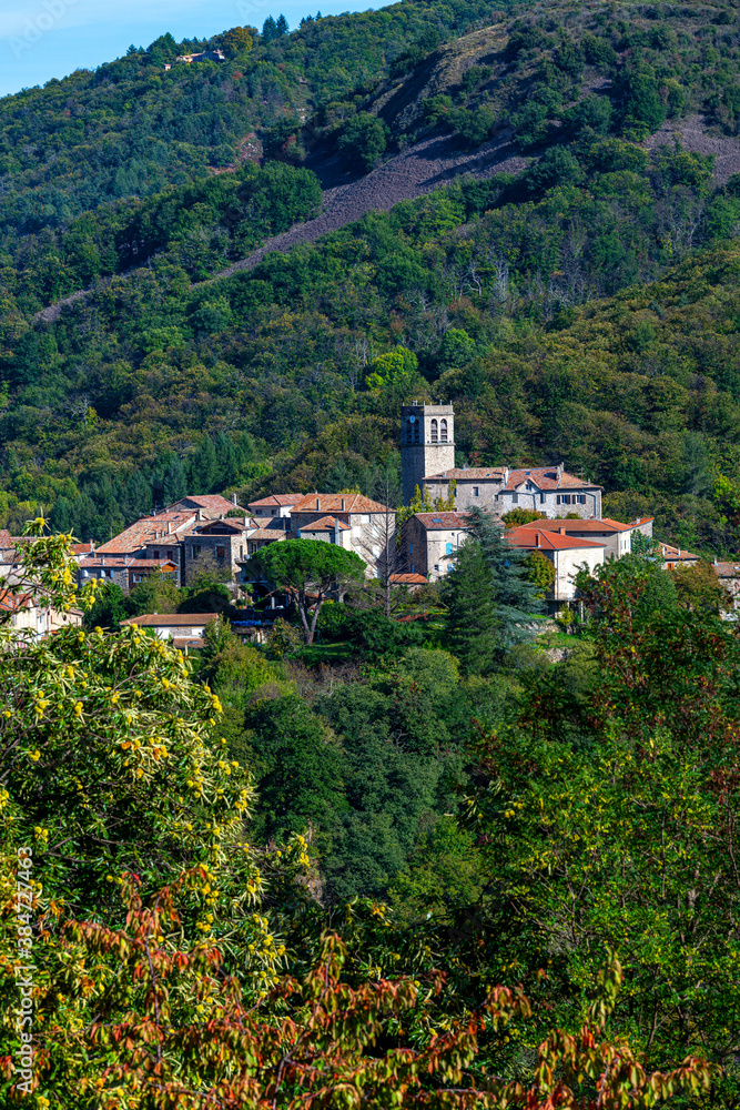 Village pittoresque de Antraigues-sur-Volane en Haute-Ardèche en France