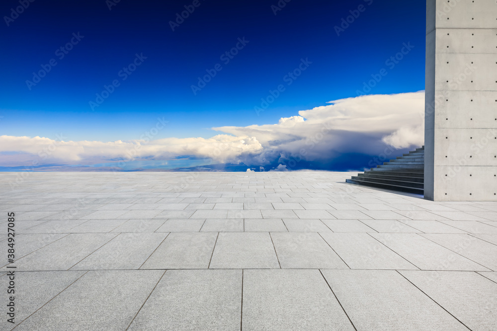 空荡荡的广场地板和天空的云朵风景。