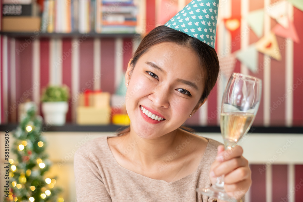 POV亚洲女性手持酒杯通过视频电话会议庆祝派对，双性恋新常态