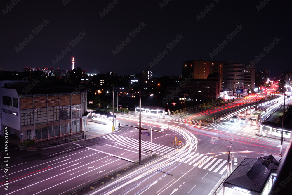 夜晚的京都城，有京都塔和桔梗高桥