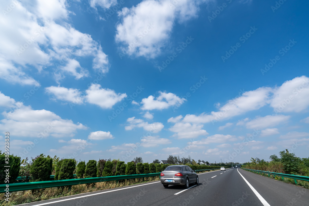 蓝天下的高速公路