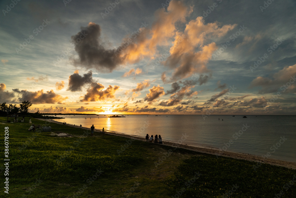 沖縄県・伊良部島・佐和田の浜で見る夕焼け