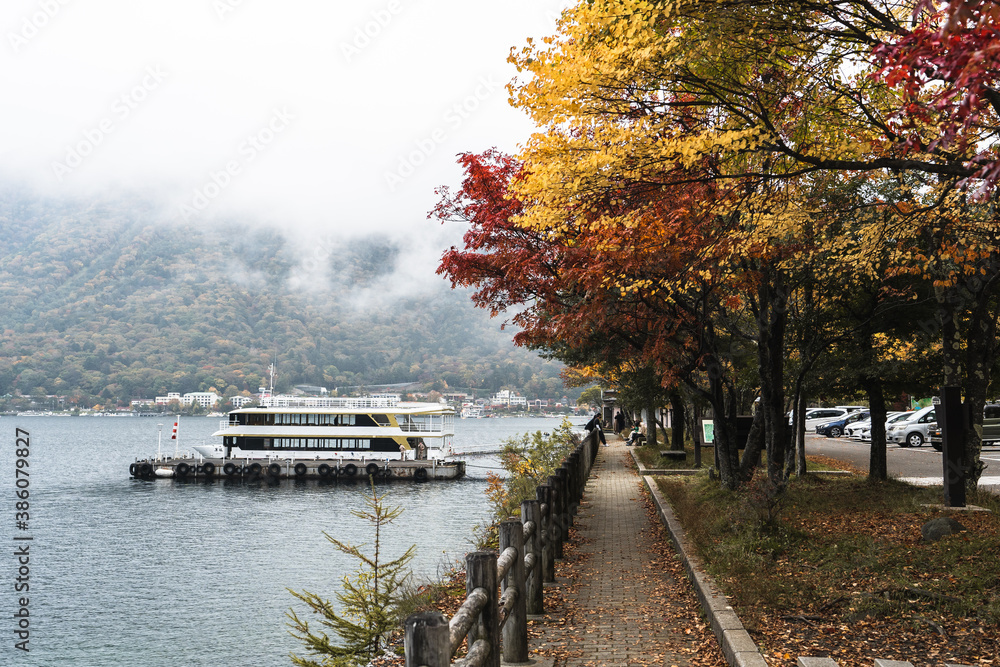 栃木県・奥日光・中禅寺湖の秋