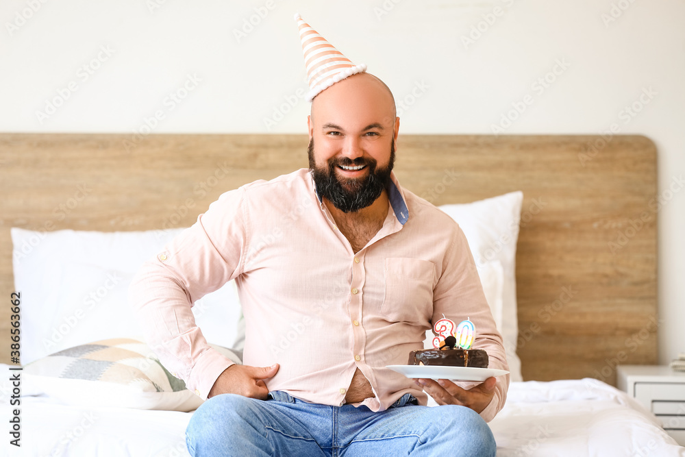 超重男子在家庆祝生日