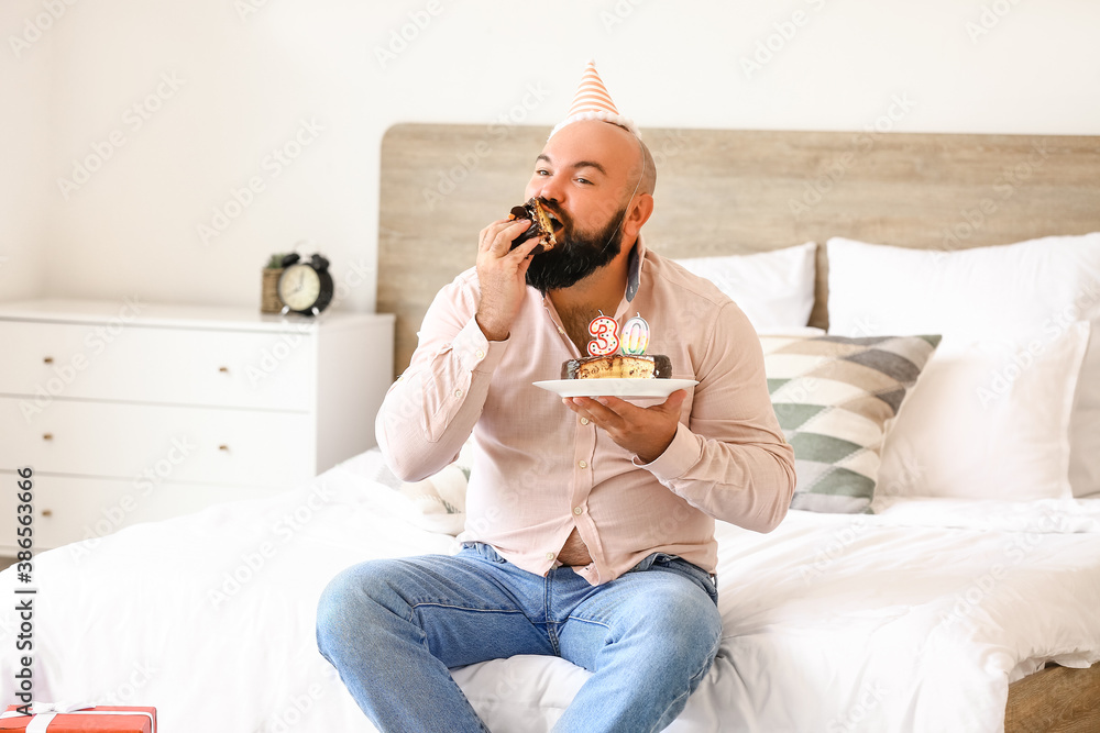 超重男子在家庆祝生日