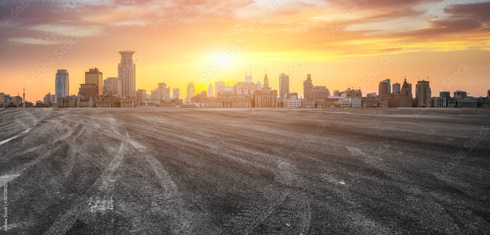 中国城市的道路地面和现代建筑景观天际线