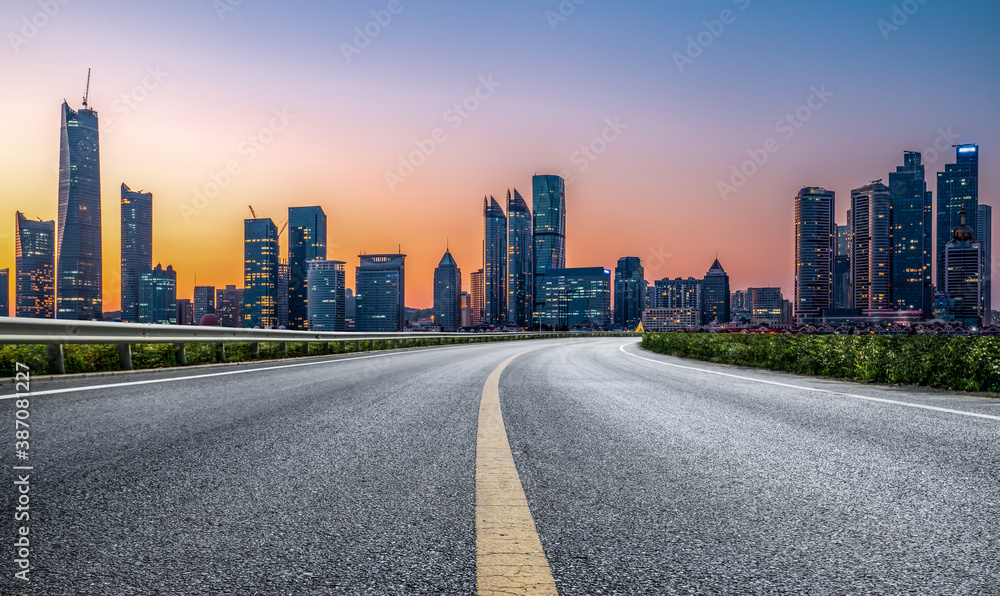 中国城市的道路地面和现代建筑景观天际线