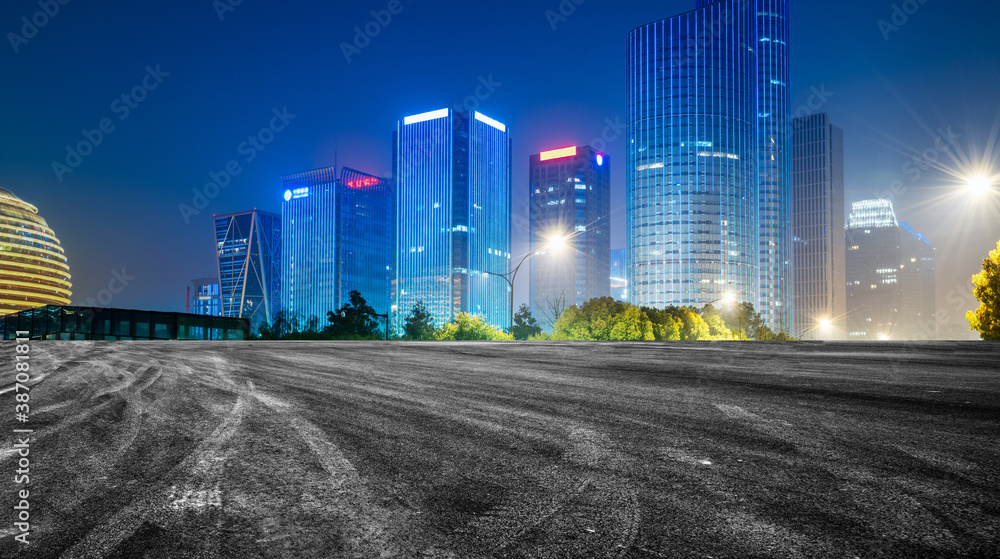 中国城市的道路地面和现代建筑景观天际线