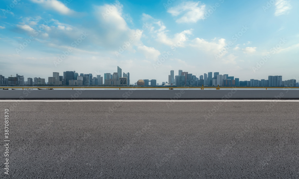 中国城市的道路地面和现代建筑景观天际线