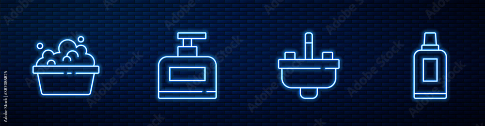 带水龙头的洗手盆、洗手盆肥皂水、洗发水瓶和清洁剂。Glowin
