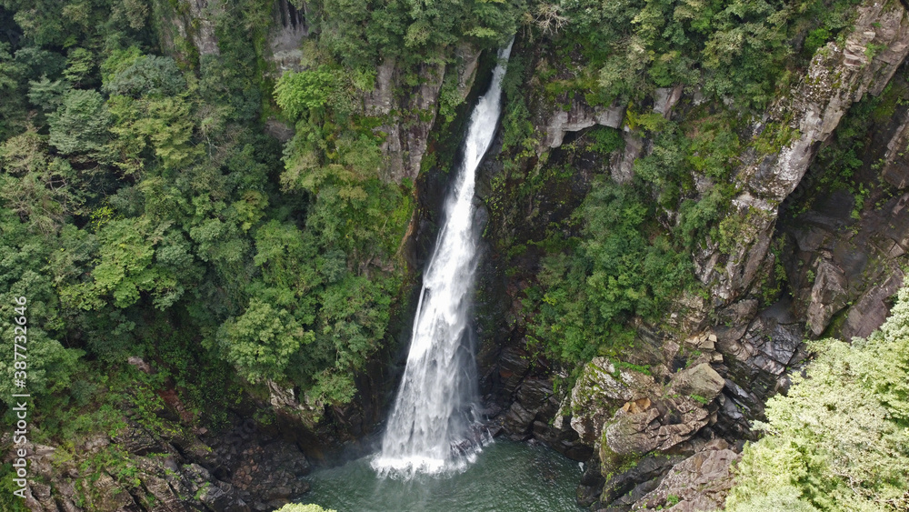 西椎屋の滝の空撮