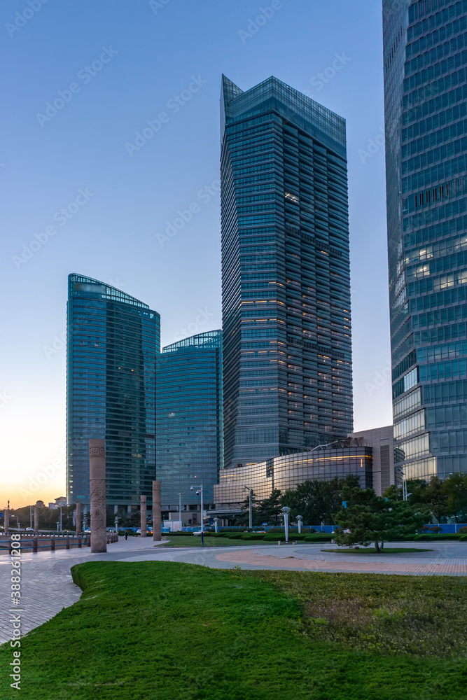 青岛城市街道高层建筑景观